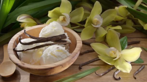 Bolas Helado Vainilla Tazón Con Flores Orquídea Vainilla Palos Vainilla — Vídeos de Stock