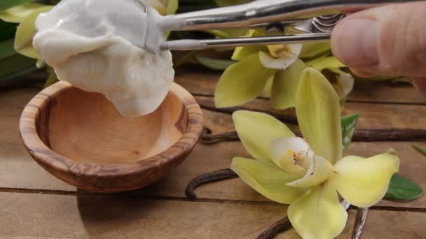 Vanilyalı Dondurma Topu Yanında Vanilyalı Orkide Çiçekleri Arkasında Yeşil Yapraklar — Stok video