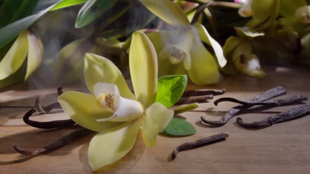 Flor Orquídea Vainilla Con Palos Vainilla Una Mesa Madera Vintage — Vídeo de stock