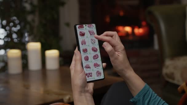 Pedir Comida Usando Smartphone Casa Una Mujer Selecciona Carne Pescado — Vídeos de Stock