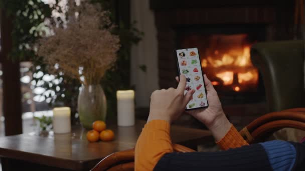 Eten Bestellen Met Een Smartphone Thuis Een Vrouw Selecteert Groenten — Stockvideo