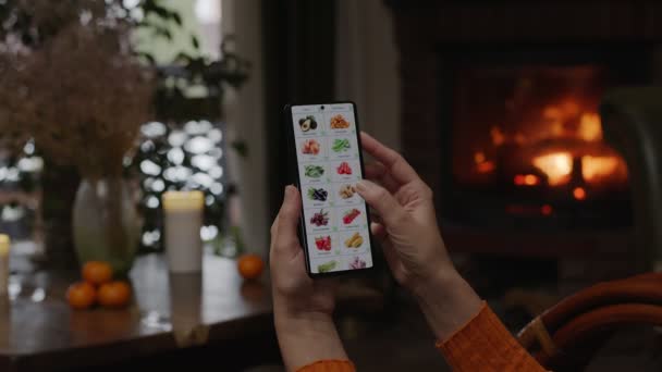 Encomendar Comida Usando Smartphone Casa Uma Mulher Seleciona Vegetais Uma — Vídeo de Stock