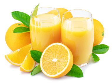 Sarı portakal meyveleri ve beyaz arka planda izole edilmiş iki bardak taze portakal suyu..