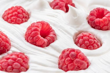 Yoğurtta ya da kremada taze ahududu. Üst görünüm.