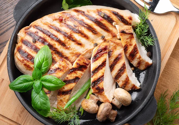 Filete Pollo Asado Champiñones Con Hierba Sartén Mesa Madera Cerca — Foto de Stock