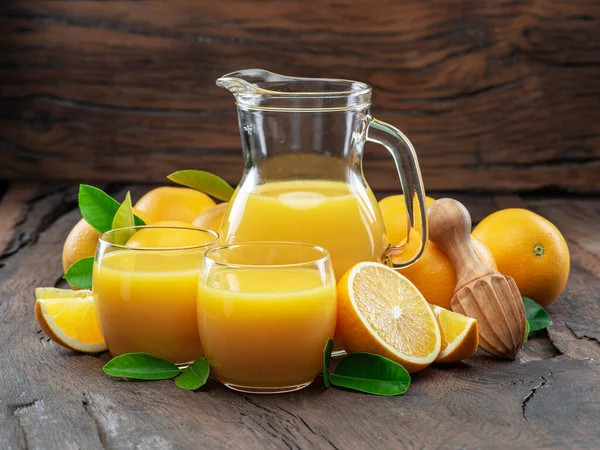 Frutas Laranja Amarelas Suco Laranja Fresco Isolado Fundo Madeira Escura — Fotografia de Stock