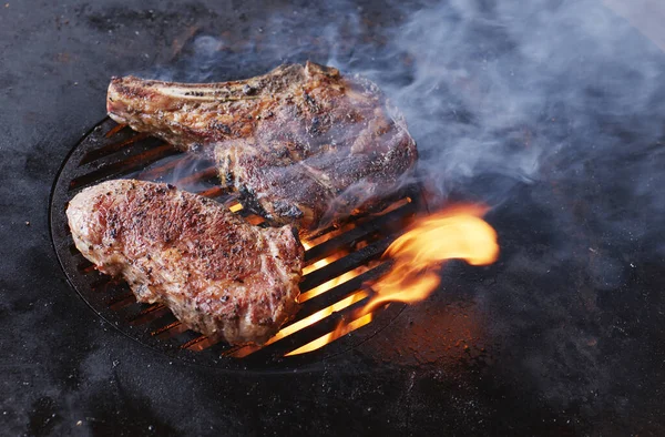 Dois Bifes Carne Vaca Fumegante Grelha Processo Cozinha Vista Superior — Fotografia de Stock