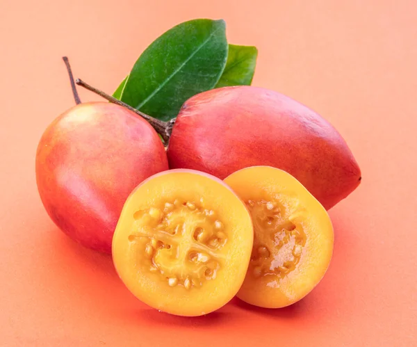 Mogna Tamarillo Frukter Med Skivor Och Tamarillo Blad Isolerade Orange — Stockfoto