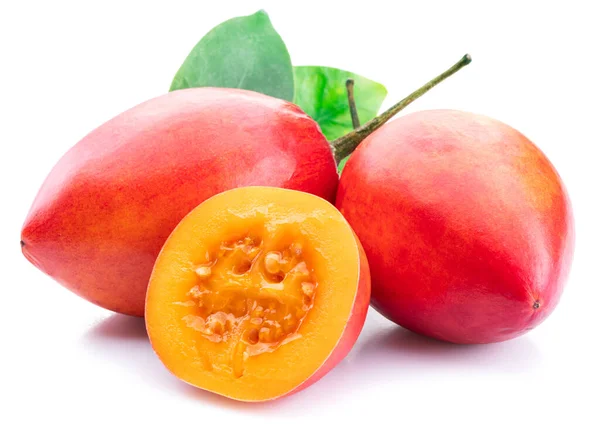Frutas Maduras Tamarillo Con Rodajas Hojas Tamarillo Aisladas Sobre Fondo —  Fotos de Stock