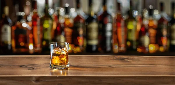 Sklenice Whisky Pultu Baru Rozmazaný Interiér Baru Pozadí — Stock fotografie