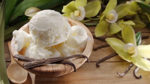 Vanilkové Zmrzlinové Kuličky Misce Vanilkovými Orchidejemi Vanilkovými Tyčinkami Ležícími Poblíž — Stock video