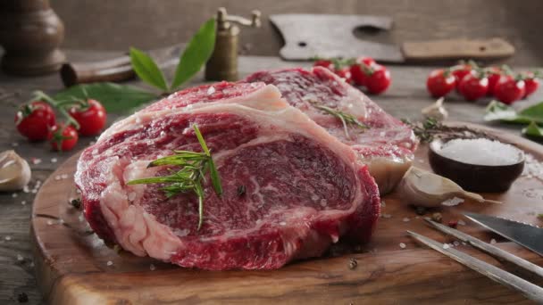 Deux Steaks Crus Aux Épices Aux Herbes Sur Une Table — Video