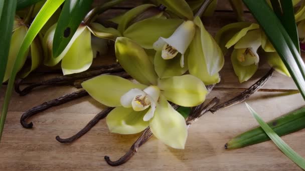 Flor Orquídea Vainilla Con Palos Vainilla Una Mesa Madera Vintage — Vídeo de stock