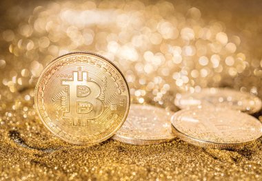 Altın bitcoin sikkeler yanan altın arka planda. Dijital paranın kavramsal resmi.