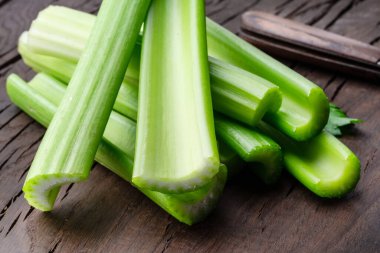 Beyaz zemin üzerinde izole edilmiş kereviz kaburga yığını.