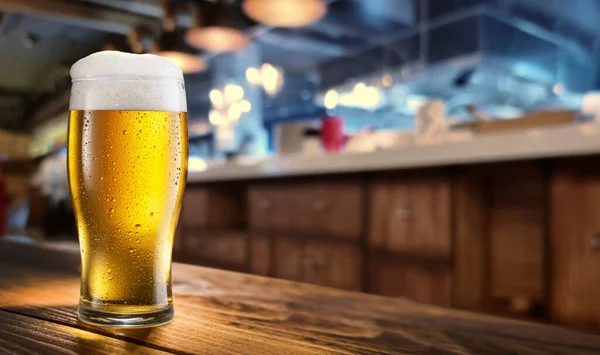 Abgekühltes Glas Bier Auf Dem Holztisch Verschwommenes Bar Interieur Hintergrund — Stockfoto