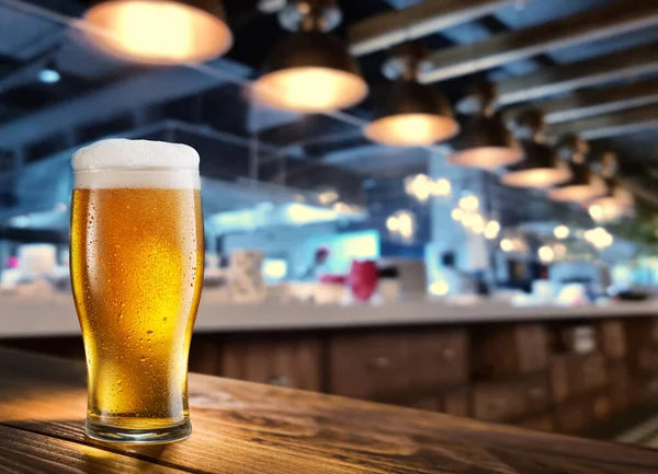 Gekoeld Glas Bier Houten Tafel Wazig Barinterieur Achtergrond — Stockfoto