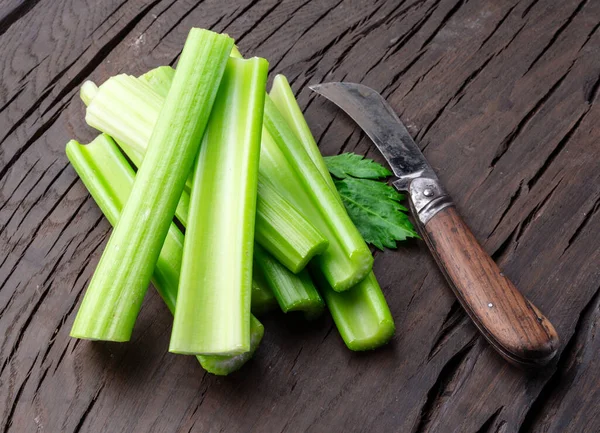 Beyaz zemin üzerinde izole edilmiş kereviz kaburga yığını.