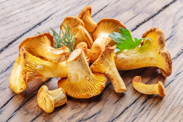 Champignons Chanterelle Dorés Sur Vieille Table Bois — Photo