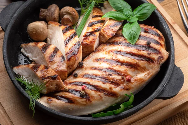 Filete Pollo Asado Champiñones Con Hierba Sartén Mesa Madera Cerca — Foto de Stock