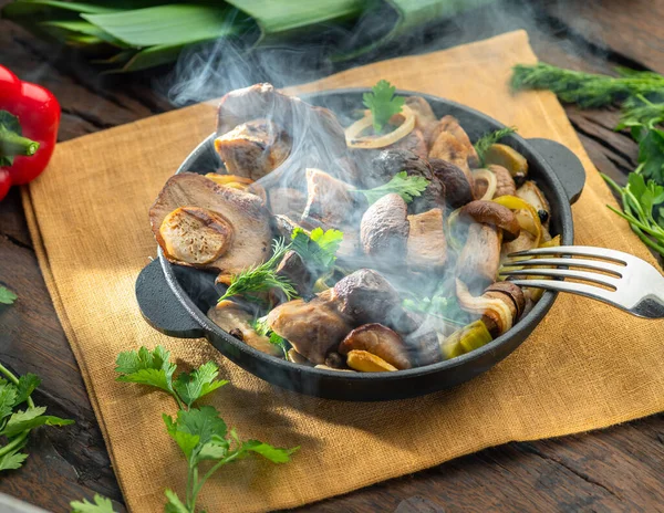 Apenas Cozinhou Cogumelos Porcini Fumegantes Frigideira Mesa Madeira Vista Superior — Fotografia de Stock
