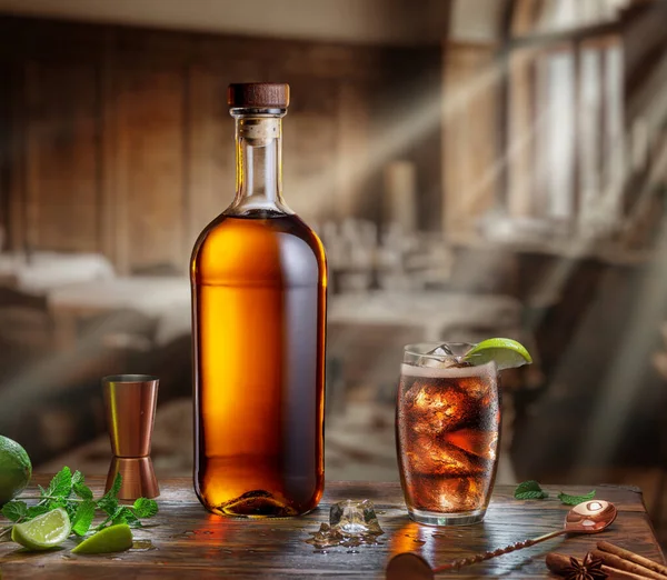 玻璃瓶里的威士忌和玻璃杯在窗前的阳光下闪闪发光 放在旧木桌上 背景上酒吧的内部模糊不清 — 图库照片