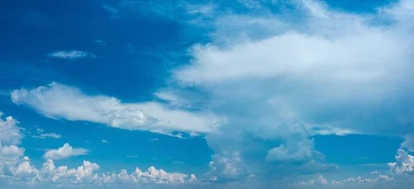 Dyp Blå Himmel Ulike Typer Hvite Skyer Vakker Naturbakgrunn – stockfoto