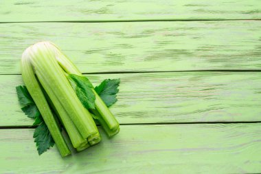 Beyaz zemin üzerinde izole edilmiş kereviz kaburga yığını.