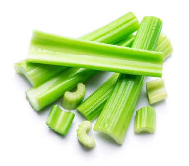 Beyaz zemin üzerinde izole edilmiş kereviz kaburga yığını.