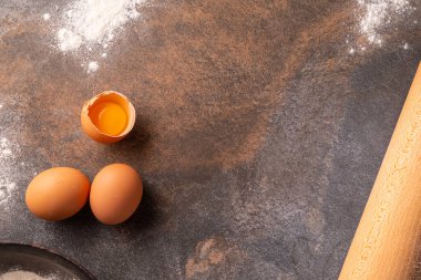 Hamur pişirme hazırlığı. Tahta, merdane ve un üst görünümü.