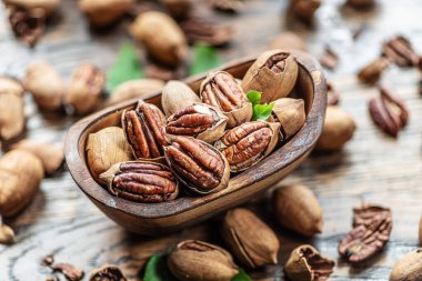 Tahta masadaki ahşap kasede kabuklu ve fındıklı ceviz kırdım. Üst görünüm.