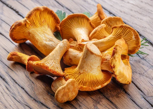 Cogumelos Chanterelle Dourados Velha Mesa Madeira — Fotografia de Stock