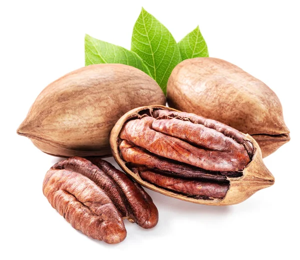 Nueces Pacana Descascaradas Agrietadas Con Hojas Primer Plano Sobre Fondo —  Fotos de Stock