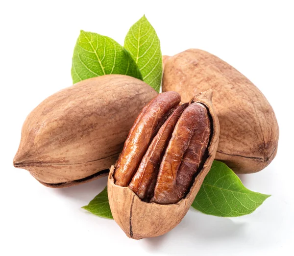 Nueces Pacana Descascaradas Agrietadas Con Hojas Primer Plano Sobre Fondo —  Fotos de Stock