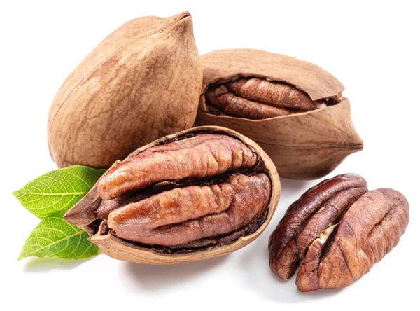 Nueces Pacana Descascaradas Agrietadas Con Hojas Primer Plano Sobre Fondo —  Fotos de Stock