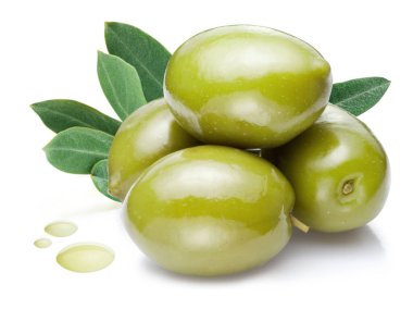 Beyaz arka planda yeşil zeytinler. Yakın plan..