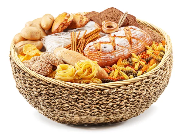 食物篮白色背景的柳条篮里堆满了不同的蔬菜 — 图库照片