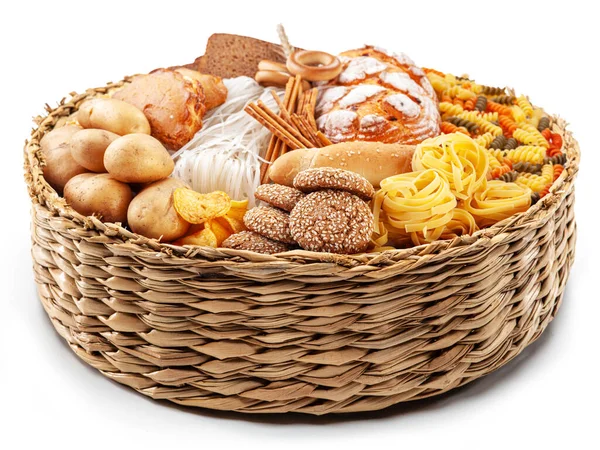 食物篮白色背景的柳条篮里堆满了不同的蔬菜 — 图库照片