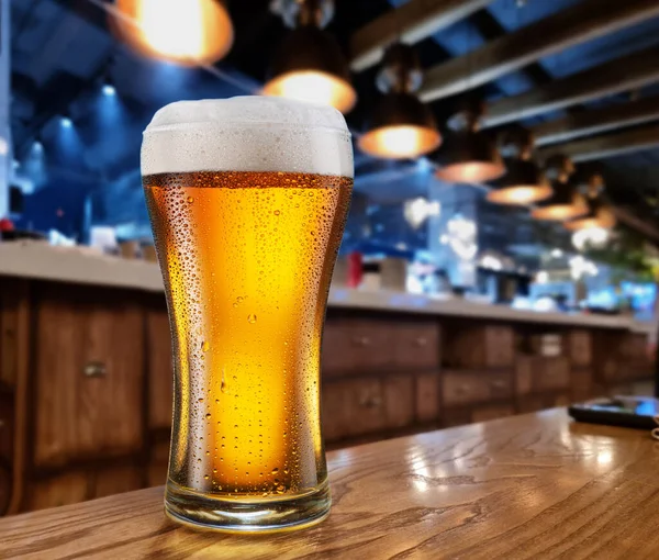 Bicchiere Raffreddato Birra Con Gocce Condensa Sul Tavolo Legno Sfocato — Foto Stock