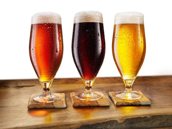 Vasos Refrigerados Tres Cervezas Diferentes Con Gotas Condensado Mesa Madera — Foto de Stock