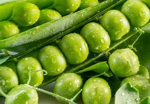 Perfect Green Peas Pea Pod Covered Water Drops Macro Shot — Stock Photo, Image