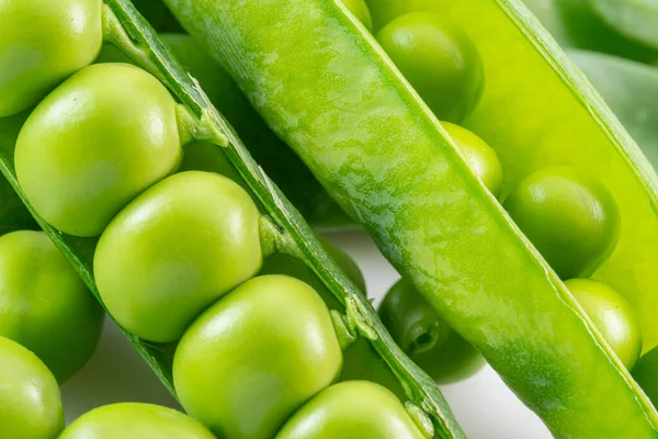 ポッドクローズアップで完璧な緑のエンドウ豆の行 — ストック写真