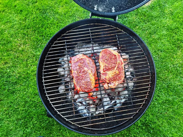 Biefstuk Grillen Een Rooster Foto Van Het Vlees Barbecuekookproces — Stockfoto