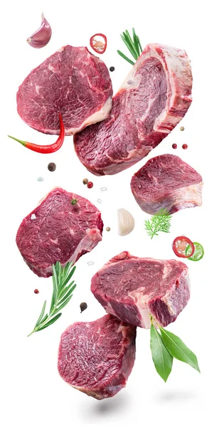 Különböző Nyers Marhahús Steak Fűszerek Lebegő Fehér Háttér Fájl Tartalmaz — Stock Fotó