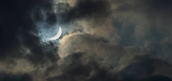 Foto Van Nieuwe Maan Aan Bewolkte Sombere Nachtelijke Hemel — Stockfoto