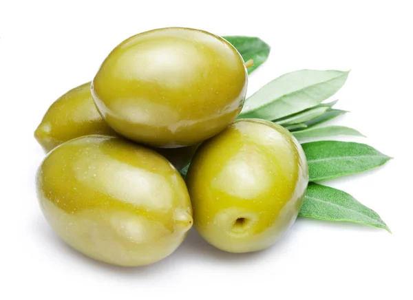 Grüne Oliven Mit Blättern Auf Weißem Hintergrund Nahaufnahme — Stockfoto