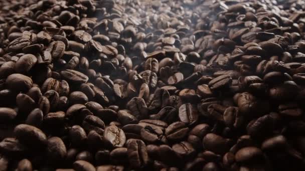 Los Granos Café Tuestan Con Poco Humo Tostado Cámara Cerca — Vídeo de stock