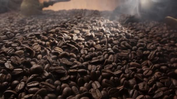 咖啡豆是用少量的烤烟烘烤而成的 摄像机在镜头前慢慢地跟在无数咖啡豆后面 — 图库视频影像