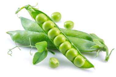 Beyaz arkaplanda izole edilmiş mükemmel yeşil bezelyeler.