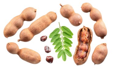 Beyaz arkaplanda izole edilmiş olgun demirhindi tohumları, yapraklar ve demirhindi tohumları..